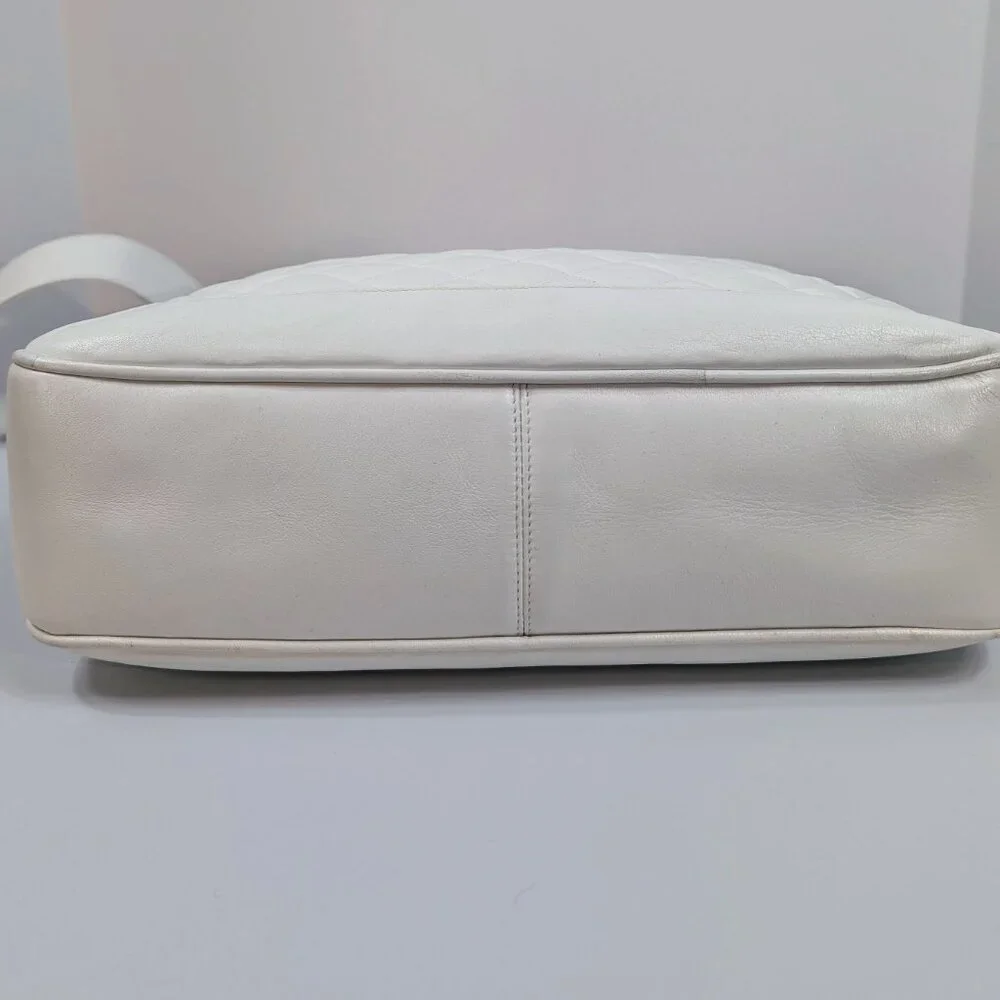 Chanel Rare Vintage White Quilted Lambskin Large Hobo Tote 24k GHW - Picture 6 of 16